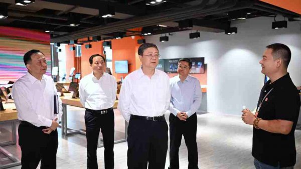 推动科技创新与产业创新深度融合，支持经营主体抢抓产业变革机遇！龚正调研人工智能产业